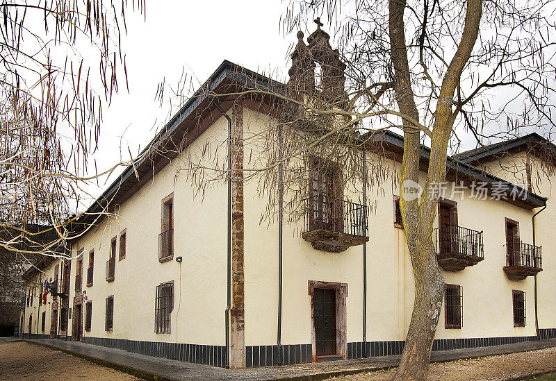 Casa Grande de Viloira，公园在O Barco de Valdeorras，加利西亚，西班牙。公共建筑和光秃秃的树木。